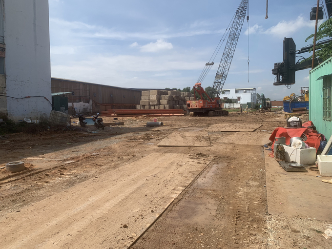 C&ocirc;ng trường vẫn ngổn ngang, vắng b&oacute;ng c&ocirc;ng nh&acirc;n