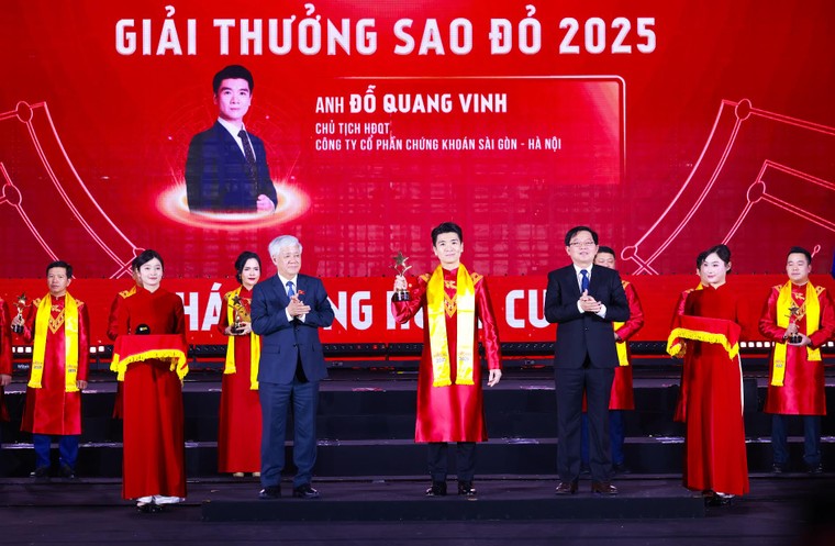 Doanh nh&#226;n Đỗ Quang Vinh được vinh danh trong TOP 10 Giải thưởng Sao Đỏ 2025 - Ảnh 2