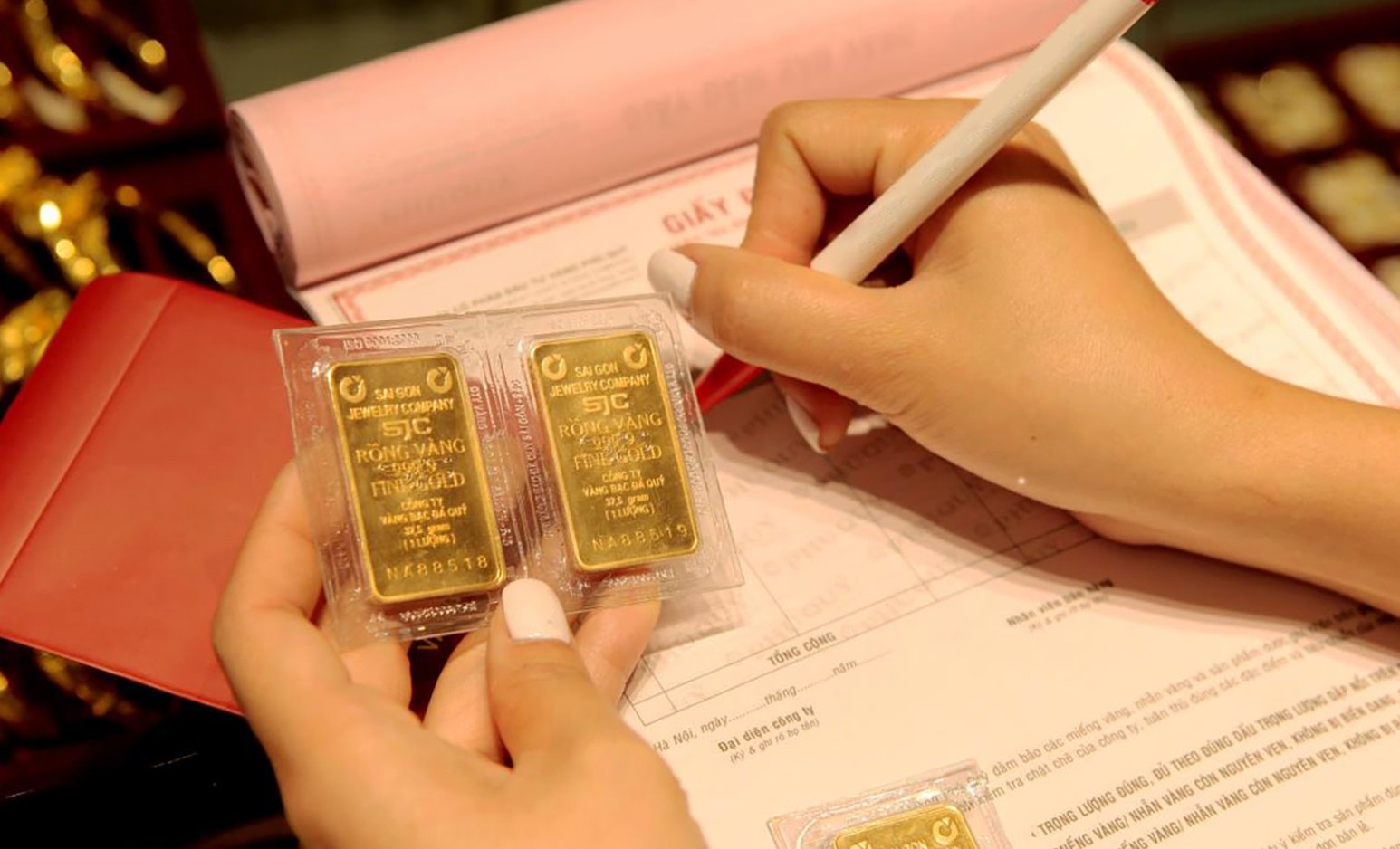 Cục Thuế cho biết, hoạt động&nbsp;mua b&aacute;n v&agrave;ng qua c&aacute; nh&acirc;n cho thấy nhiều rủi ro