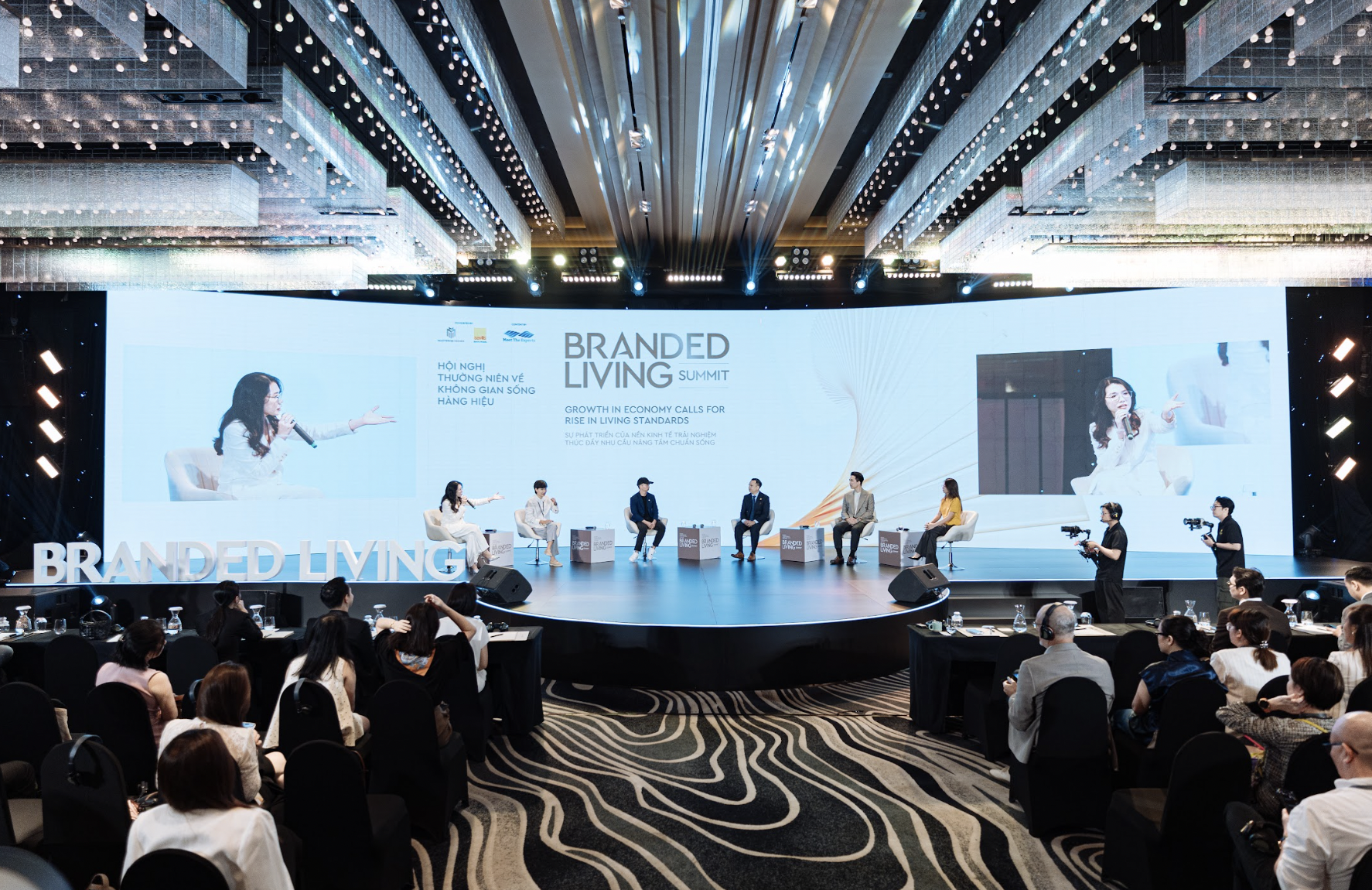 C&aacute;c diễn giả chia sẻ nhiều g&oacute;c nh&igrave;n gi&aacute; trị tại Branded Living Summit 2025.