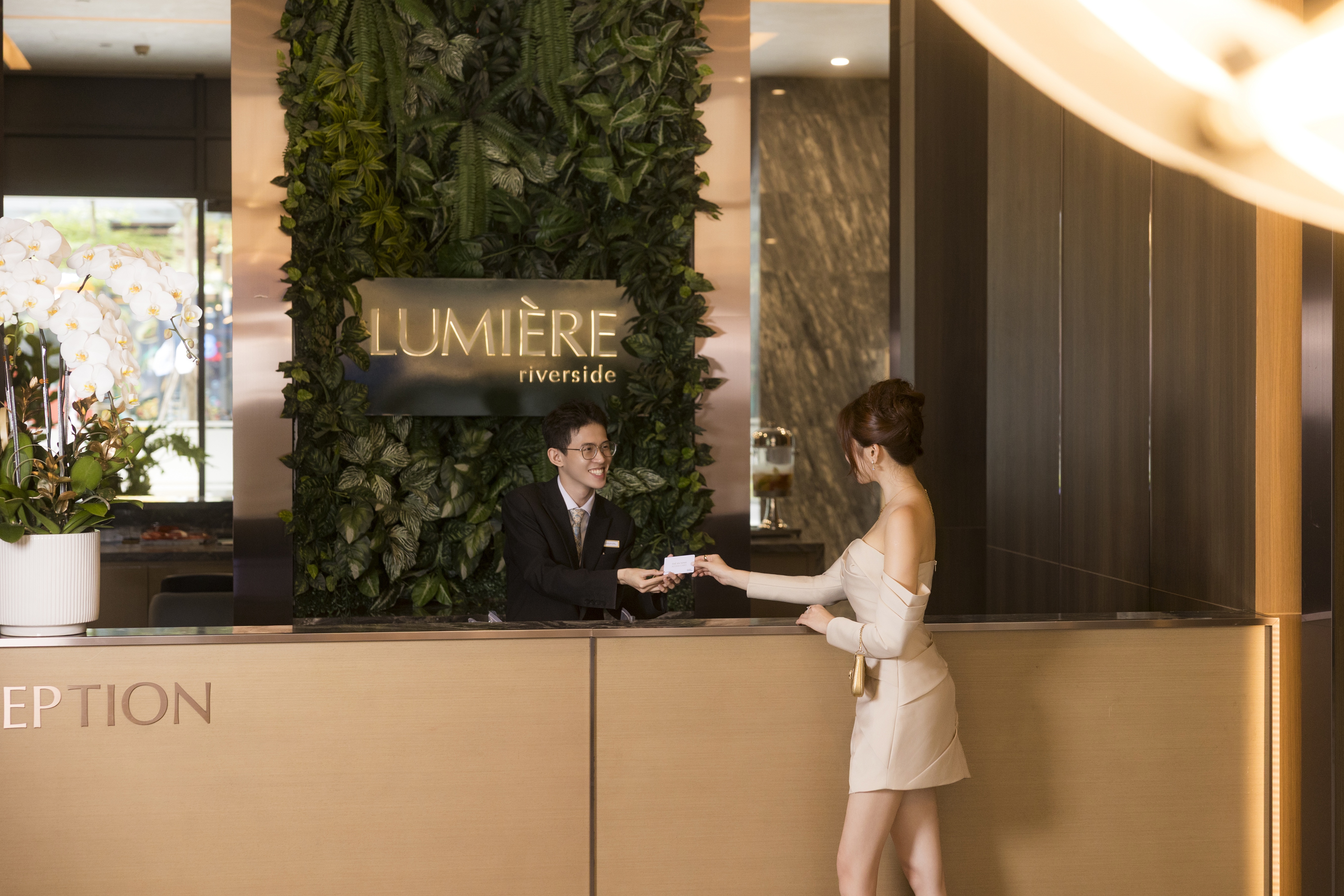 Lumi&egrave;re Riverside, một phi&ecirc;n bản &ldquo;branded&rdquo; thuộc d&ograve;ng Lumi&egrave;re Series với dịch vụ tiền sảnh v&agrave; hỗ trợ theo ti&ecirc;u chuẩn kh&aacute;ch sạn 5 sao, mang đến trải nghiệm sống tinh tế kh&aacute;c biệt.
