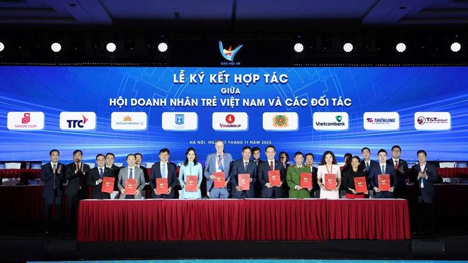 &Ocirc;ng Đỗ Vinh Quang, Ph&oacute; Chủ tịch HĐQT T&amp;T Group (ngo&agrave;i c&ugrave;ng b&ecirc;n phải) v&agrave; đại diện c&aacute;c doanh nghiệp k&yacute; bi&ecirc;n bản ghi nhớ hợp t&aacute;c với Hội Doanh nh&acirc;n trẻ Việt Nam