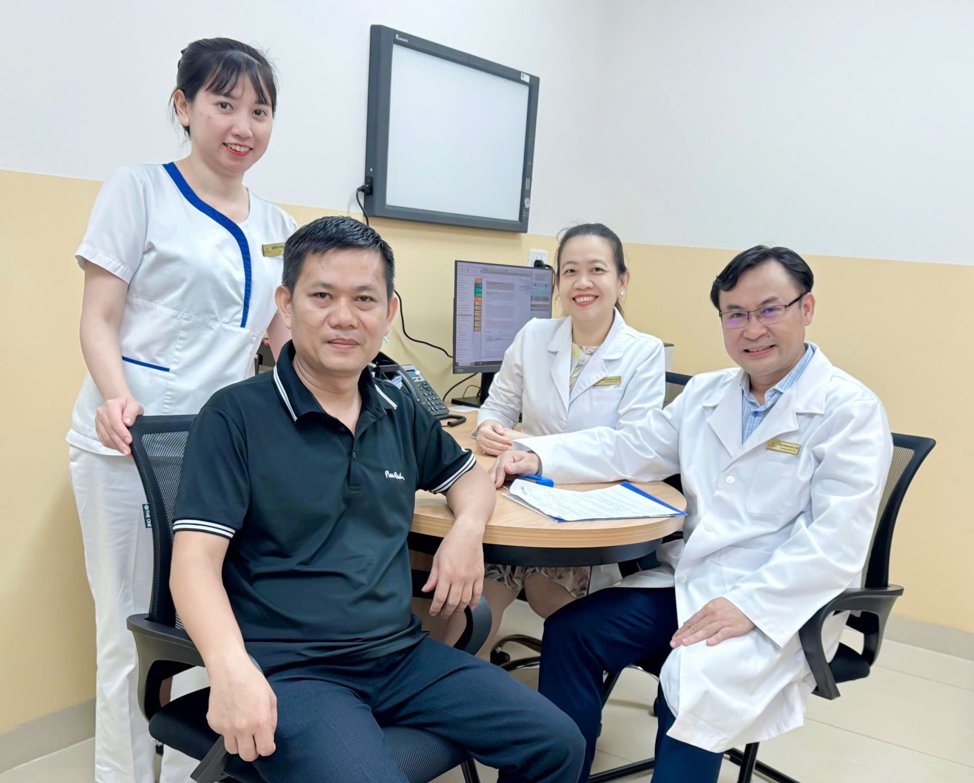 C&aacute;c b&aacute;c sĩ ch&uacute;c mừng bệnh nh&acirc;n sau ca bệnh th&agrave;nh c&ocirc;ng.