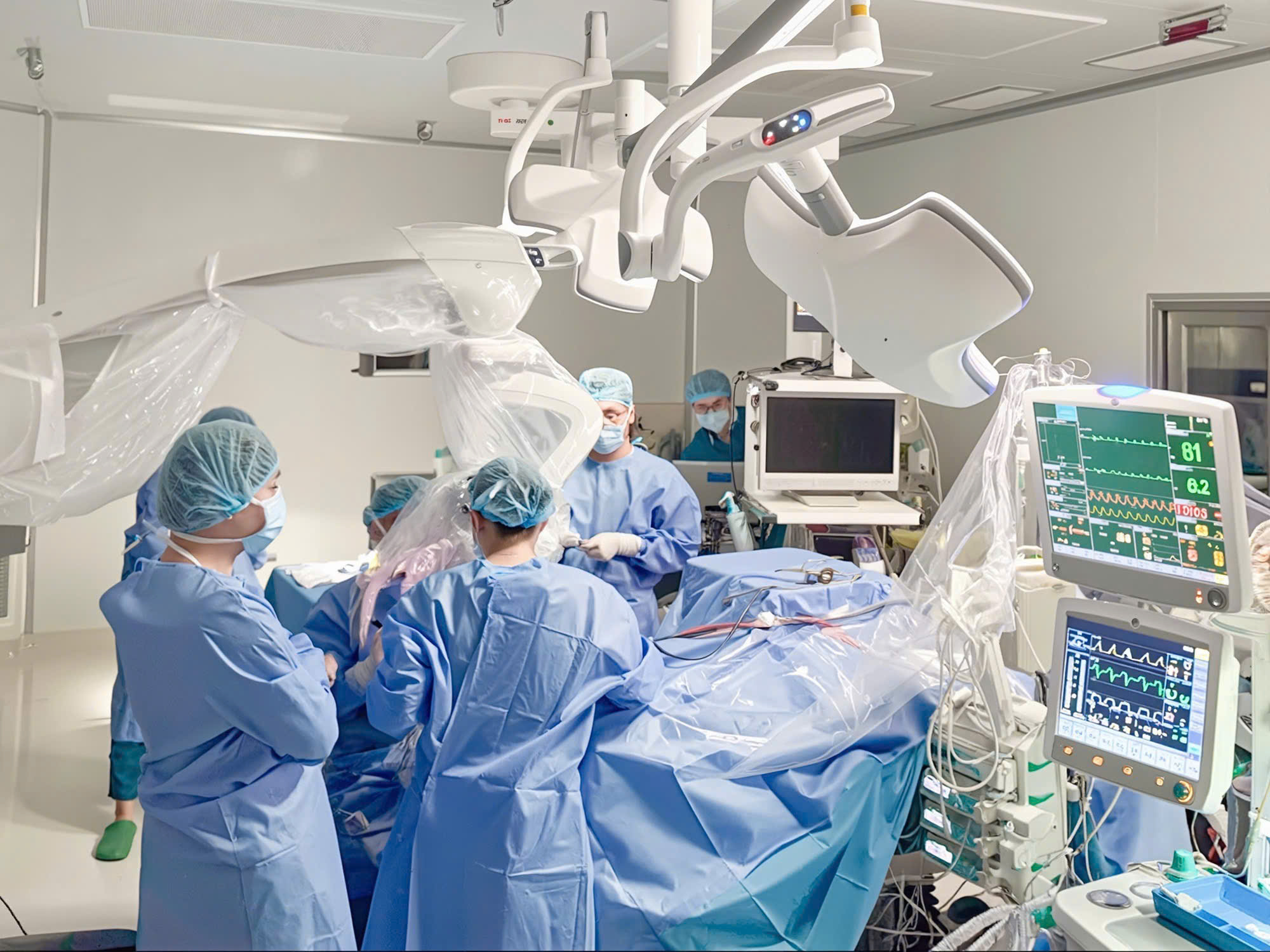 C&aacute;c b&aacute;c sĩ Bệnh viện Đa khoa Quốc tế Vinmec Central Park&nbsp;(TP.HCM) đang tiến h&agrave;nh giải &eacute;p vi mạch cho bệnh nh&acirc;n.