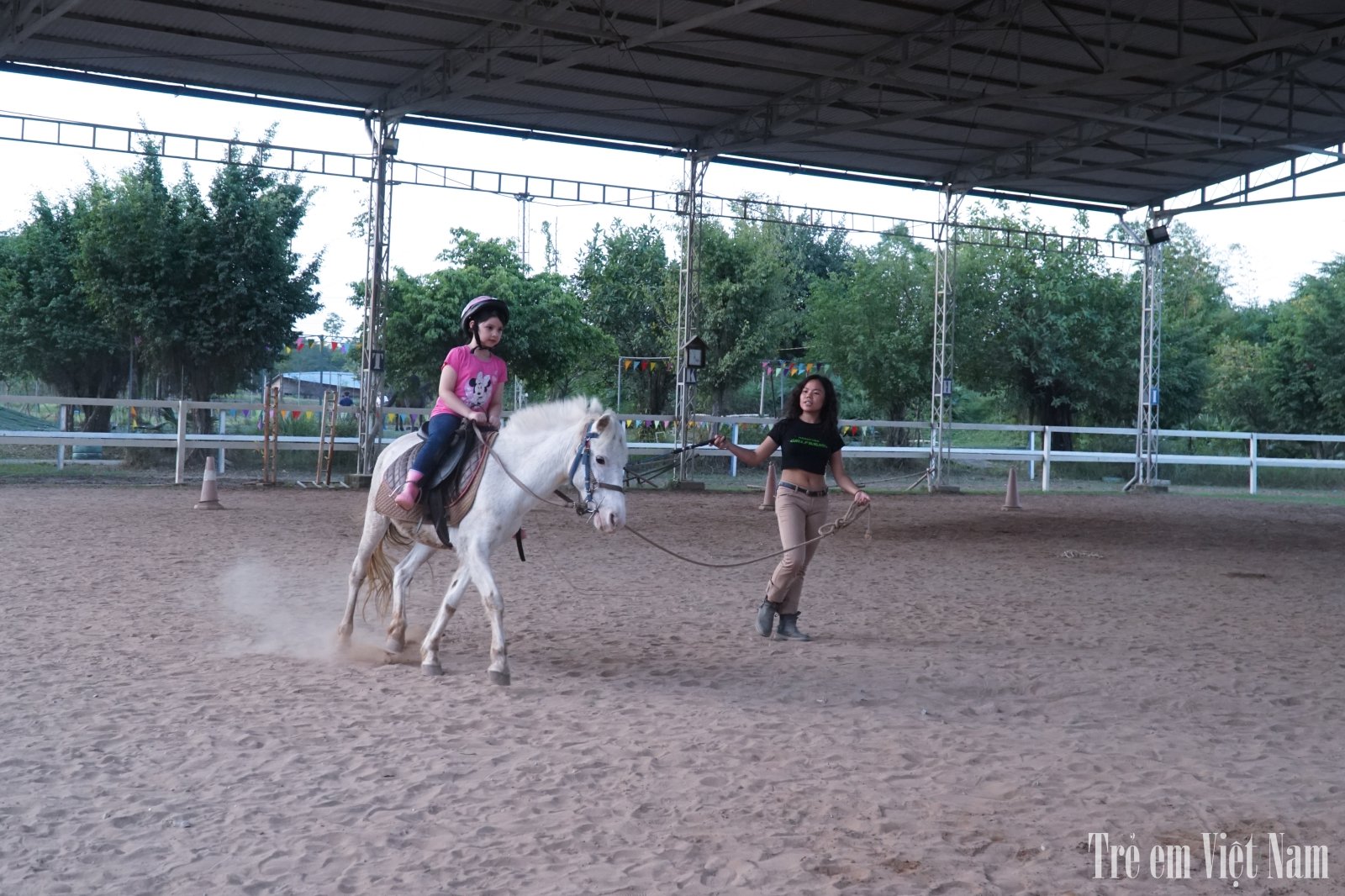 Học ph&iacute; của mỗi kh&oacute;a học cơ bản l&agrave; 6 triệu đồng cho 12 buổi học với gi&aacute;o vi&ecirc;n ri&ecirc;ng. Lớp học được mở tất cả c&aacute;c buổi chiều trong tuần v&agrave; c&aacute;c ng&agrave;y cuối tuần.