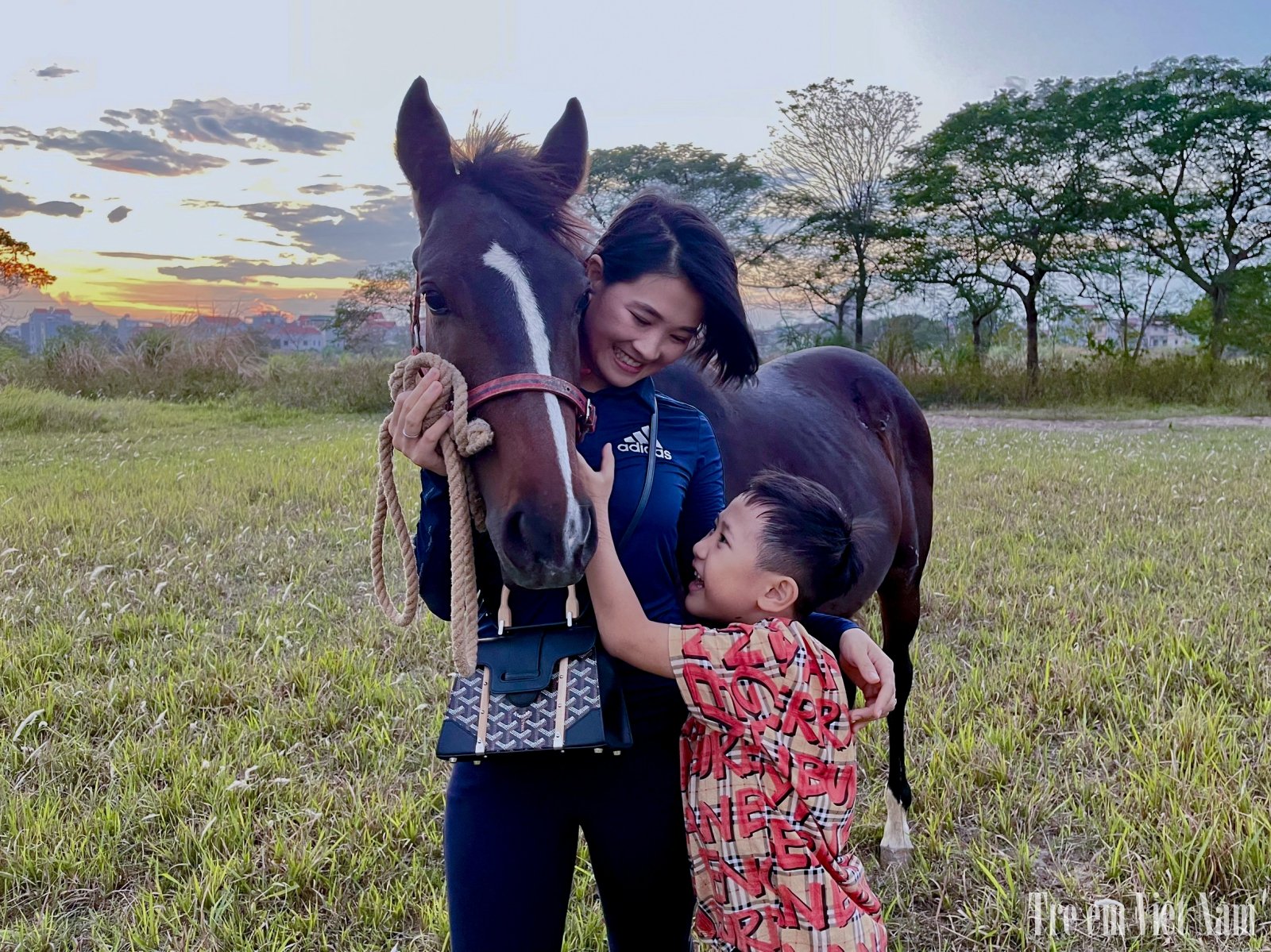 Chị Nguyễn Thị Kh&aacute;nh, mẹ ch&aacute;u Nguyễn Nam Hải ở Ho&agrave;i Đức chia sẻ: &ldquo;H&ocirc;m nay l&agrave; buổi học đầu ti&ecirc;n của ch&aacute;u, mẹ đ&atilde; cưỡi nhiều rồi, ch&aacute;u th&igrave; c&ograve;n nh&uacute;t nh&aacute;t một ch&uacute;t nhưng vẫn rất h&agrave;o hứng v&agrave; quyết t&acirc;m cho buổi đầu l&agrave;m quen với ch&uacute; ngựa. T&ocirc;i hi vọng rằng, việc tiếp x&uacute;c với ngựa sẽ gi&uacute;p c&aacute;c con c&oacute; thể tăng th&ecirc;m t&igrave;nh y&ecirc;u với động vật nhiều hơn&rdquo;.
