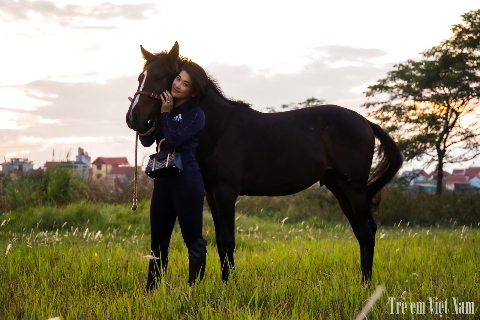 Ngo&agrave;i trẻ em th&igrave; những phụ huynh&nbsp;hoặc&nbsp;c&aacute;c bạn trẻ như chị Kh&aacute;nh cũng thường xuy&ecirc;n lui tới trại ngựa để tập luyện mỗi khi c&oacute; thời gian rảnh.