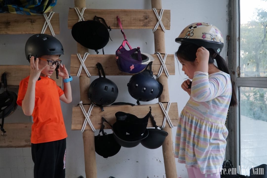 C&aacute;c b&eacute; đội mũ bảo hiểm trong qu&aacute; tr&igrave;nh cưỡi ngựa để đảm bảo an to&agrave;n.
