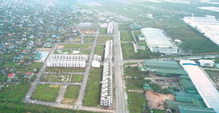 Trục đường Nguyễn Đổng Chi chạy ngang qua KCN Nam Hồng Lĩnh (phải) v&agrave; b&ecirc;n kia l&agrave; ROX Living Hồng Lĩnh