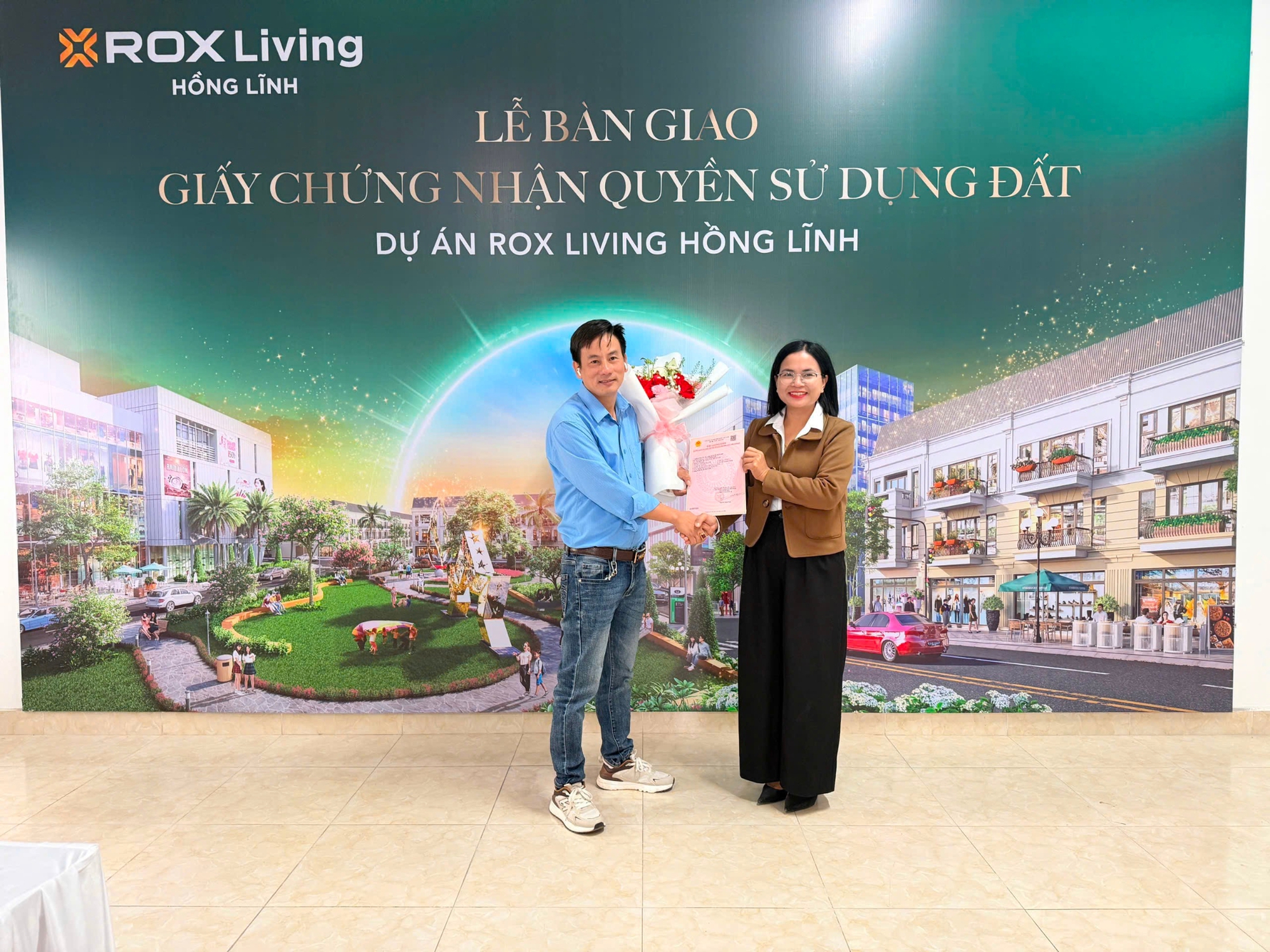 Đại diện Chủ đầu tư dự &aacute;n ROX Living Hồng Lĩnh trao sổ đỏ cho kh&aacute;ch h&agrave;ng
