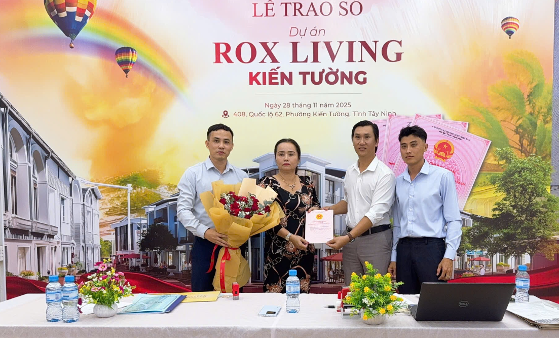 Trao sổ đỏ cho kh&aacute;ch mua dự &aacute;n ROX Living Kiến Tường