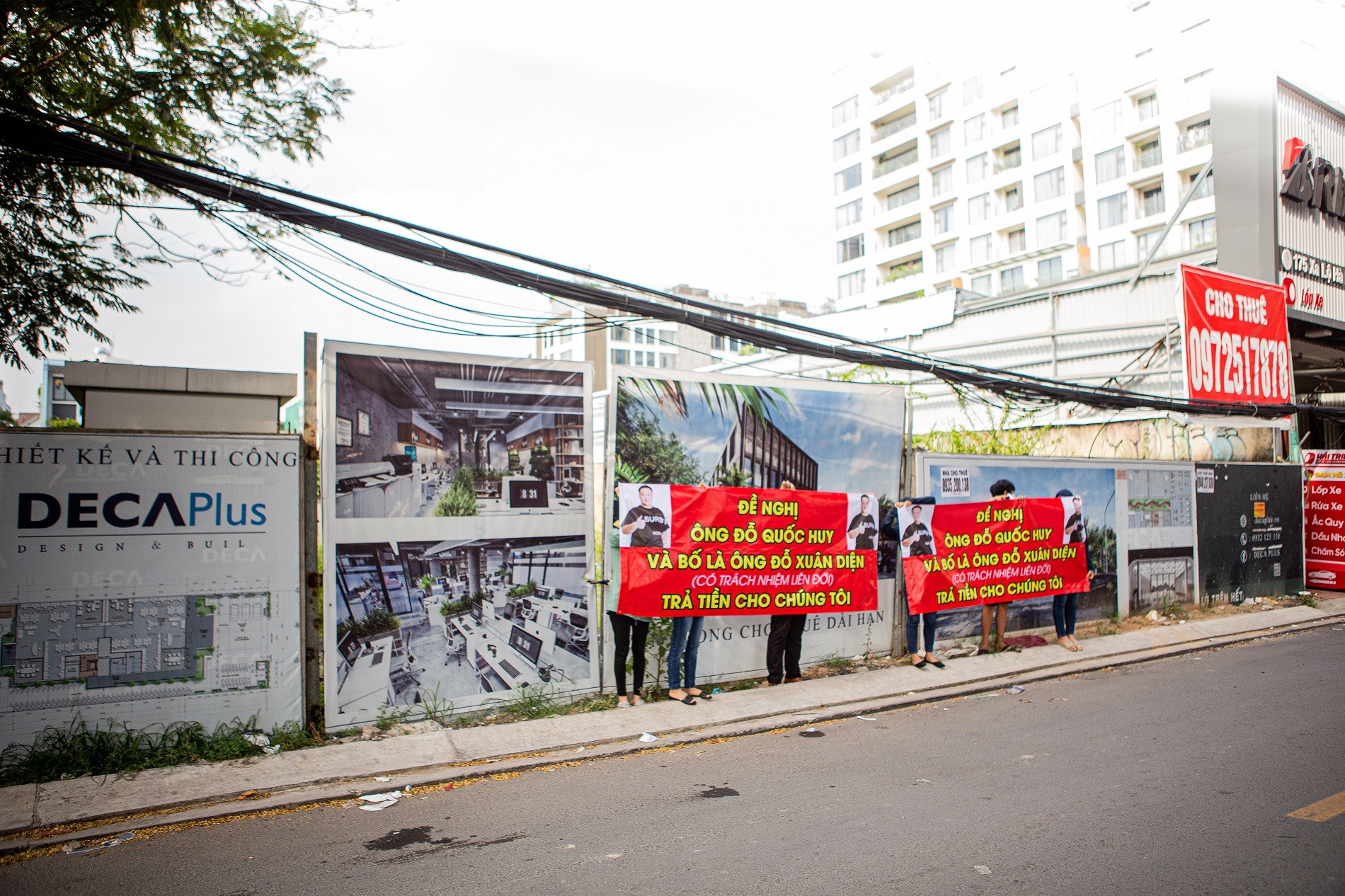 Nhiều nh&agrave; đầu tư căng băng r&ocirc;n đ&ograve;i quyền lợi.