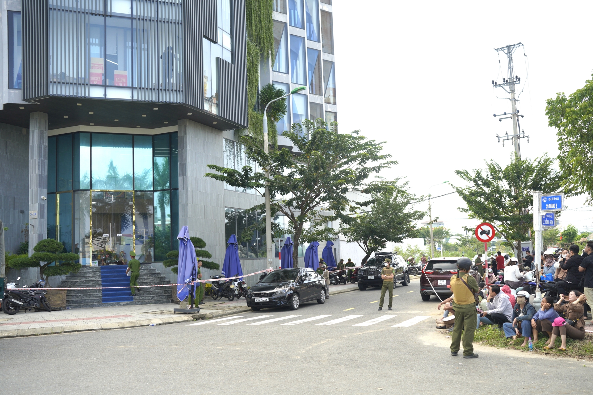 Kh&aacute;ch h&agrave;ng theo d&otilde;i diễn biến vụ việc c&ocirc;ng an kh&aacute;m x&eacute;t trụ sở&nbsp;TNHH MTV Tư vấn đầu tư GFDI.