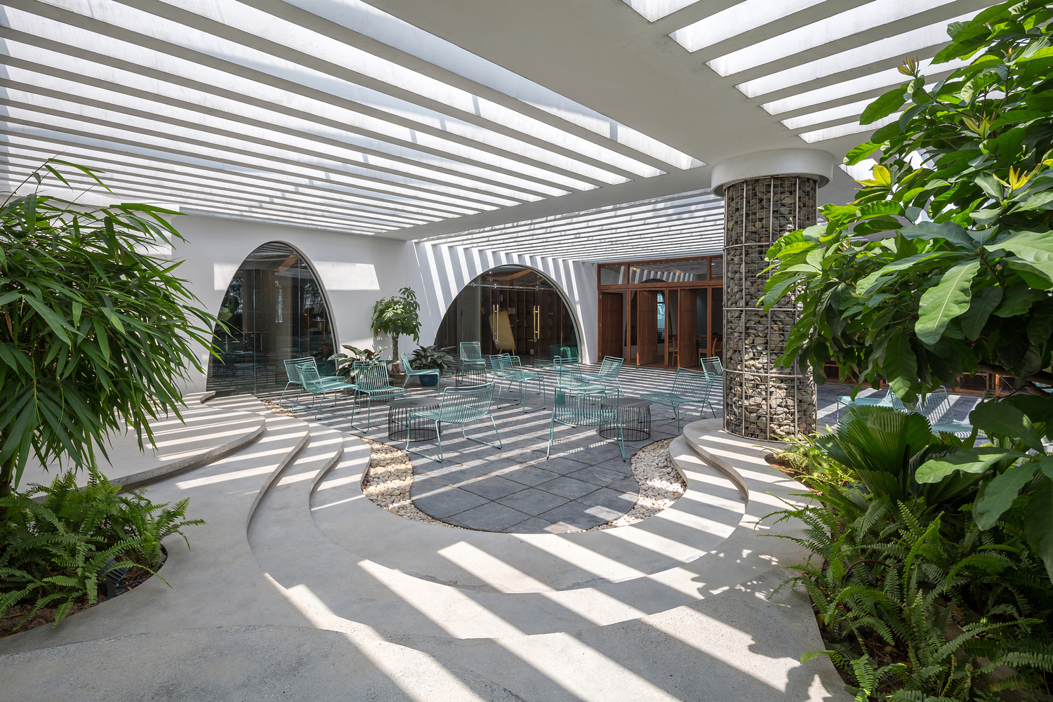 Tầng tr&#234;n c&#249;ng một t&#242;a nh&#224; trở th&#224;nh &#39;khu vực nghỉ ngơi&#39; cho nh&#226;n vi&#234;n - Ảnh 1