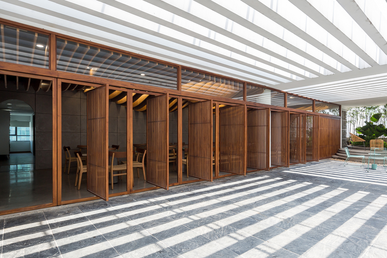 Tầng tr&#234;n c&#249;ng một t&#242;a nh&#224; trở th&#224;nh &#39;khu vực nghỉ ngơi&#39; cho nh&#226;n vi&#234;n - Ảnh 2