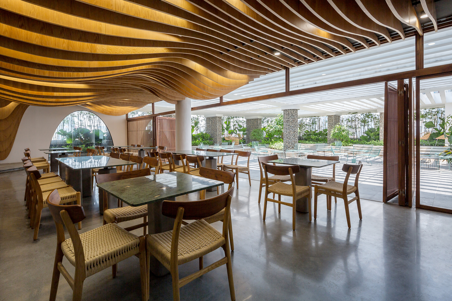 Tầng tr&#234;n c&#249;ng một t&#242;a nh&#224; trở th&#224;nh &#39;khu vực nghỉ ngơi&#39; cho nh&#226;n vi&#234;n - Ảnh 4