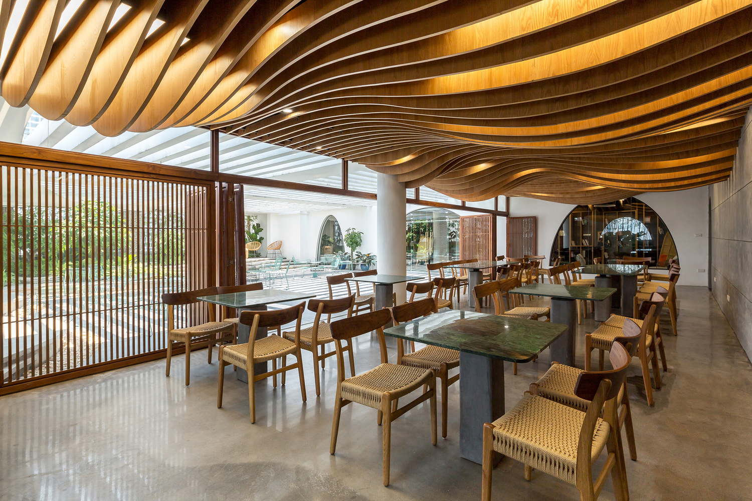 Tầng tr&#234;n c&#249;ng một t&#242;a nh&#224; trở th&#224;nh &#39;khu vực nghỉ ngơi&#39; cho nh&#226;n vi&#234;n - Ảnh 5