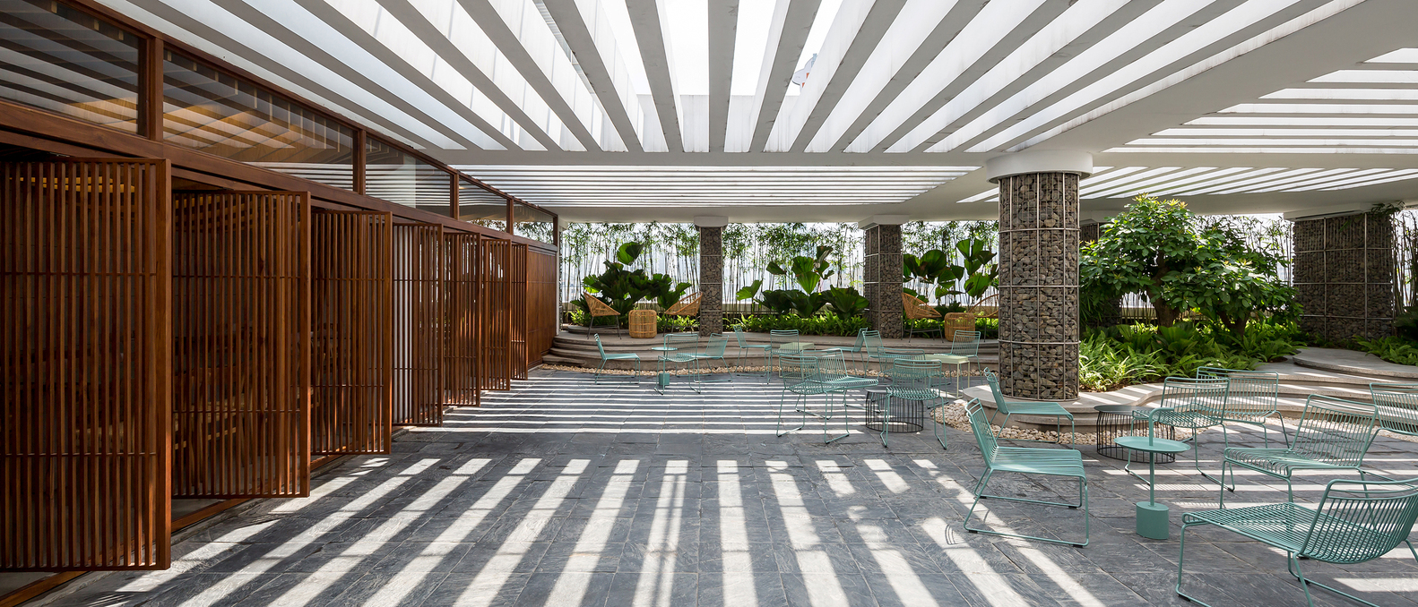 Tầng tr&#234;n c&#249;ng một t&#242;a nh&#224; trở th&#224;nh &#39;khu vực nghỉ ngơi&#39; cho nh&#226;n vi&#234;n - Ảnh 9