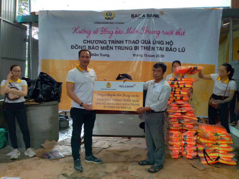 C&#244;ng đo&#224;n Bắc &#193; Bank cứu trợ người d&#226;n v&#249;ng lũ: &quot;Thương lắm miền Trung ơi!&quot; - Ảnh 2