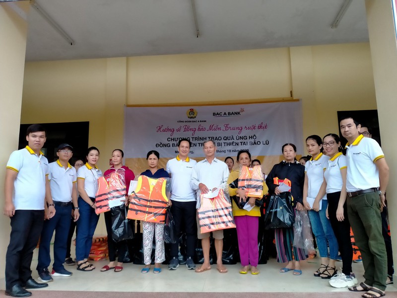 C&#244;ng đo&#224;n Bắc &#193; Bank cứu trợ người d&#226;n v&#249;ng lũ: &quot;Thương lắm miền Trung ơi!&quot; - Ảnh 1