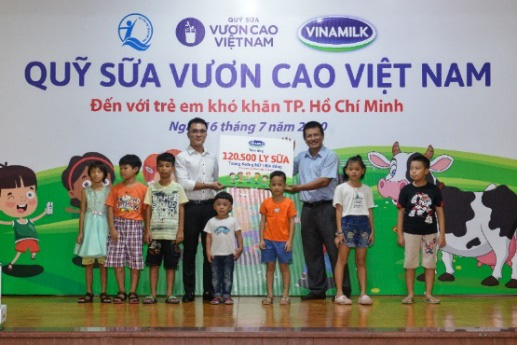 Quỹ sữa vươn cao Việt Nam v&#224; Vinamilk tiếp tục h&#224;nh tr&#236;nh kết nối y&#234;u thương tại TP.HCM - Ảnh 2
