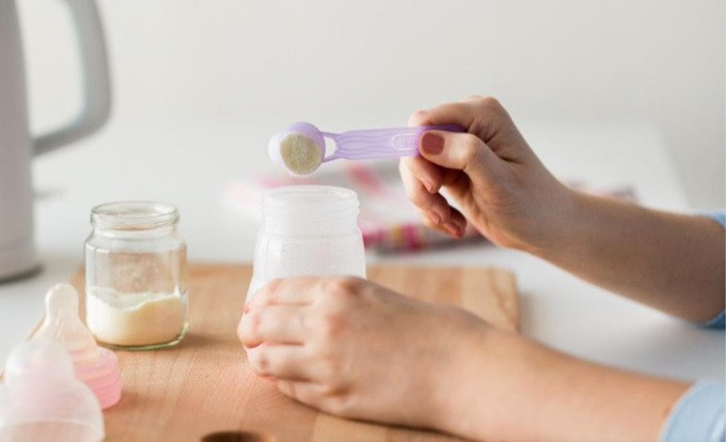 Nhiều cha mẹ chọn sữa v&igrave; nỗi &aacute;m ảnh c&acirc;n nặng của con (Ảnh: Internet).