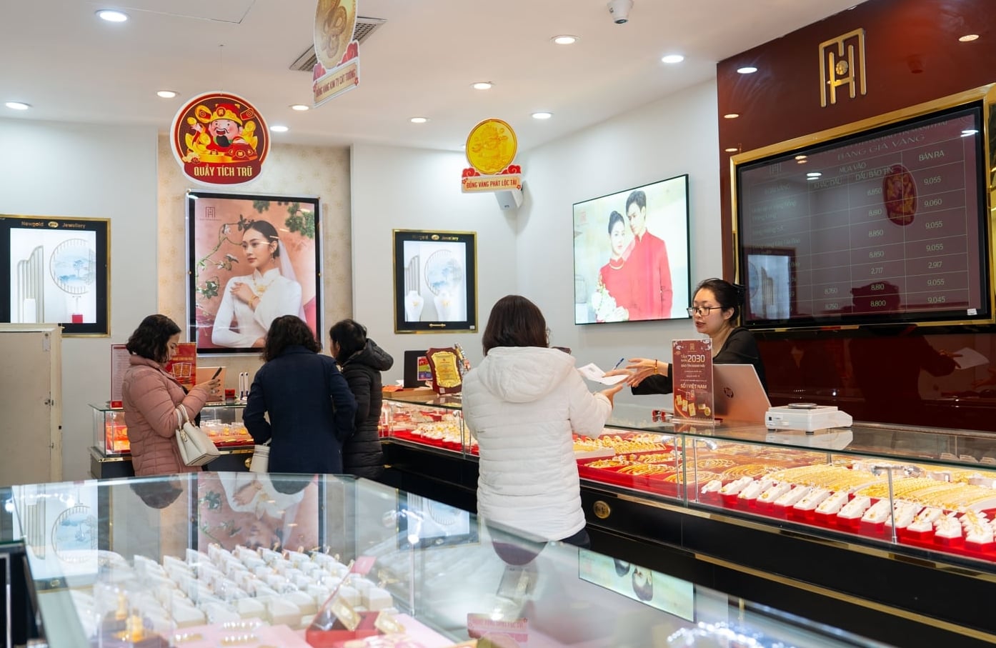 Gi&#225; v&#224;ng h&#244;m nay 2/12: Tiếp tục đ&#224; tăng, thiết lập kỷ lục mới - Ảnh 1