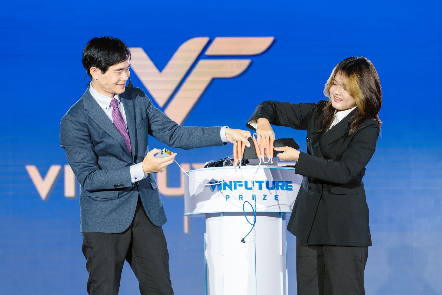 GS. Raymond Tong giới thiệu về "b&agrave;n tay hy vọng", với mong muốn khơi dậy khả năng vận động tưởng như đ&atilde; mất của con người