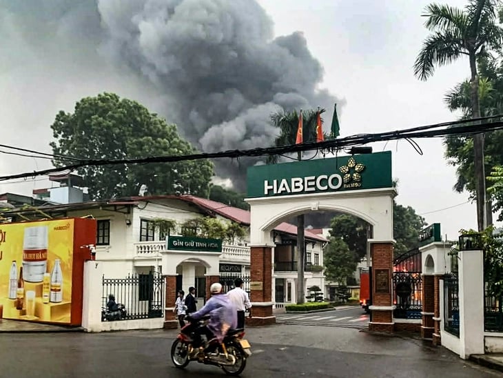 Hiện trường vụ ch&aacute;y Nh&agrave; m&aacute;y Bia H&agrave; Nội - Ảnh: Đ.H/ Tuổi Trẻ