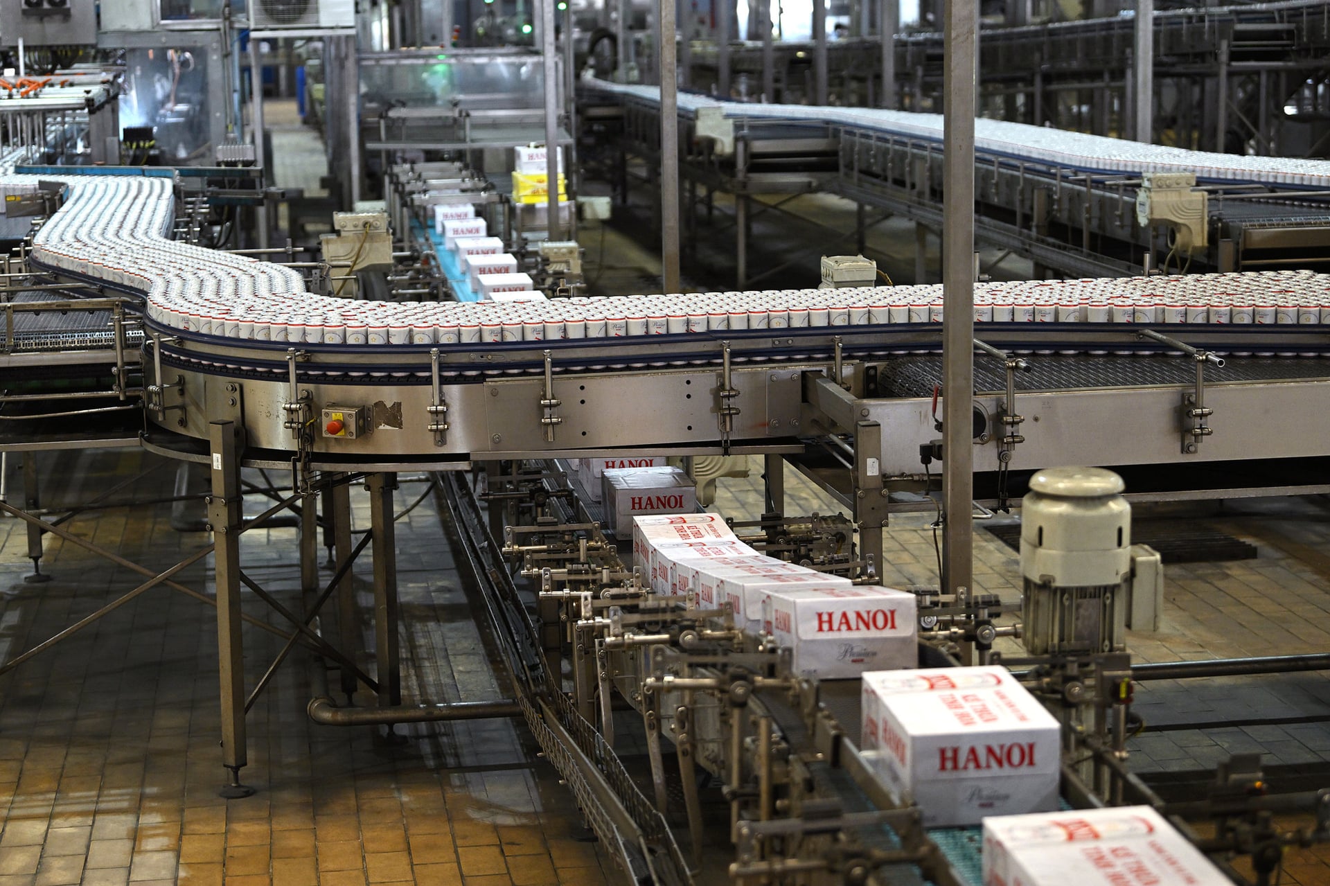 D&acirc;y chuyền chiết lon hiện đại tại&nbsp;Nh&agrave; m&aacute;y Bia H&agrave; Nội