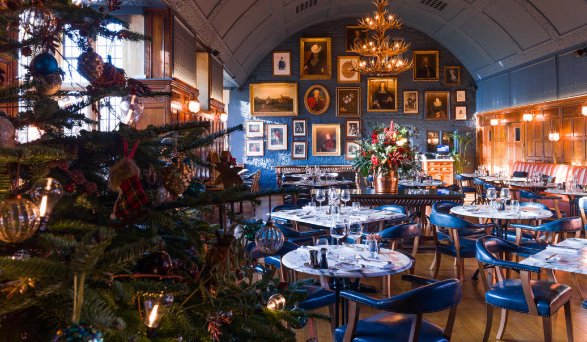 Người v&ocirc; gia cư London được ở kh&aacute;ch sạn 2 tuần trong dịp Gi&aacute;ng Sinh. Ảnh: Kenh14