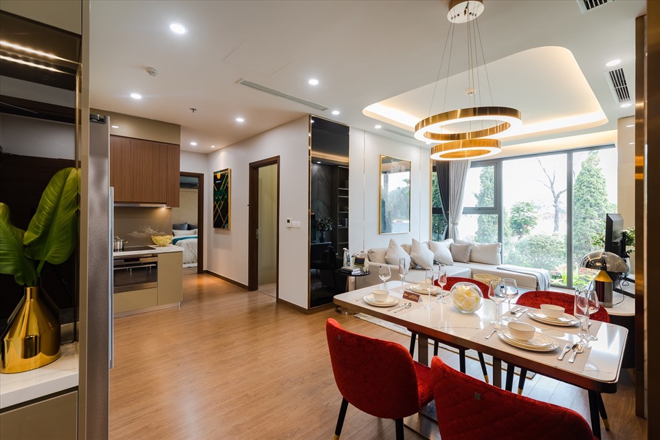 Kh&ocirc;ng gian ph&ograve;ng kh&aacute;ch li&ecirc;n th&ocirc;ng ph&ograve;ng căn v&agrave; căn bếp trong căn hộ lớn của Dual Key The Matrix One