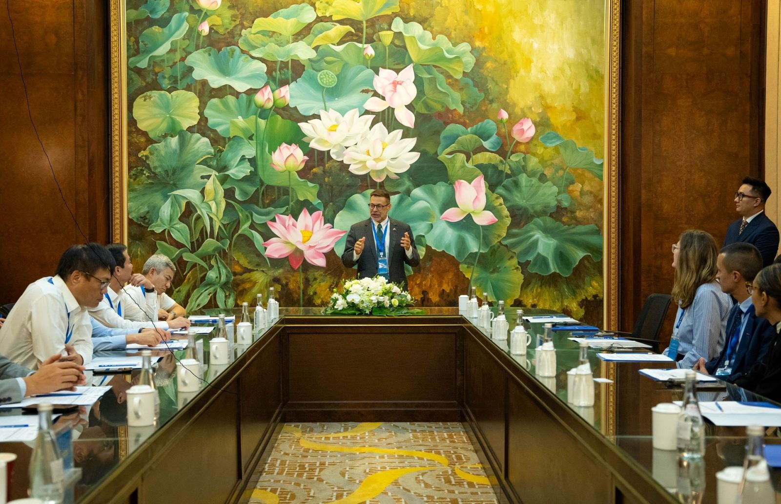 &nbsp;&Ocirc;ng Andrew Goledzinowski - Đại sứ Australia tại Việt Nam đ&aacute;nh gi&aacute; cao vai tr&ograve; của VinFast trong việc th&uacute;c đẩy sự ph&aacute;t triển kinh tế, khoa học, c&ocirc;ng nghệ của Việt Nam theo hướng xanh h&oacute;a v&agrave; bền vững.