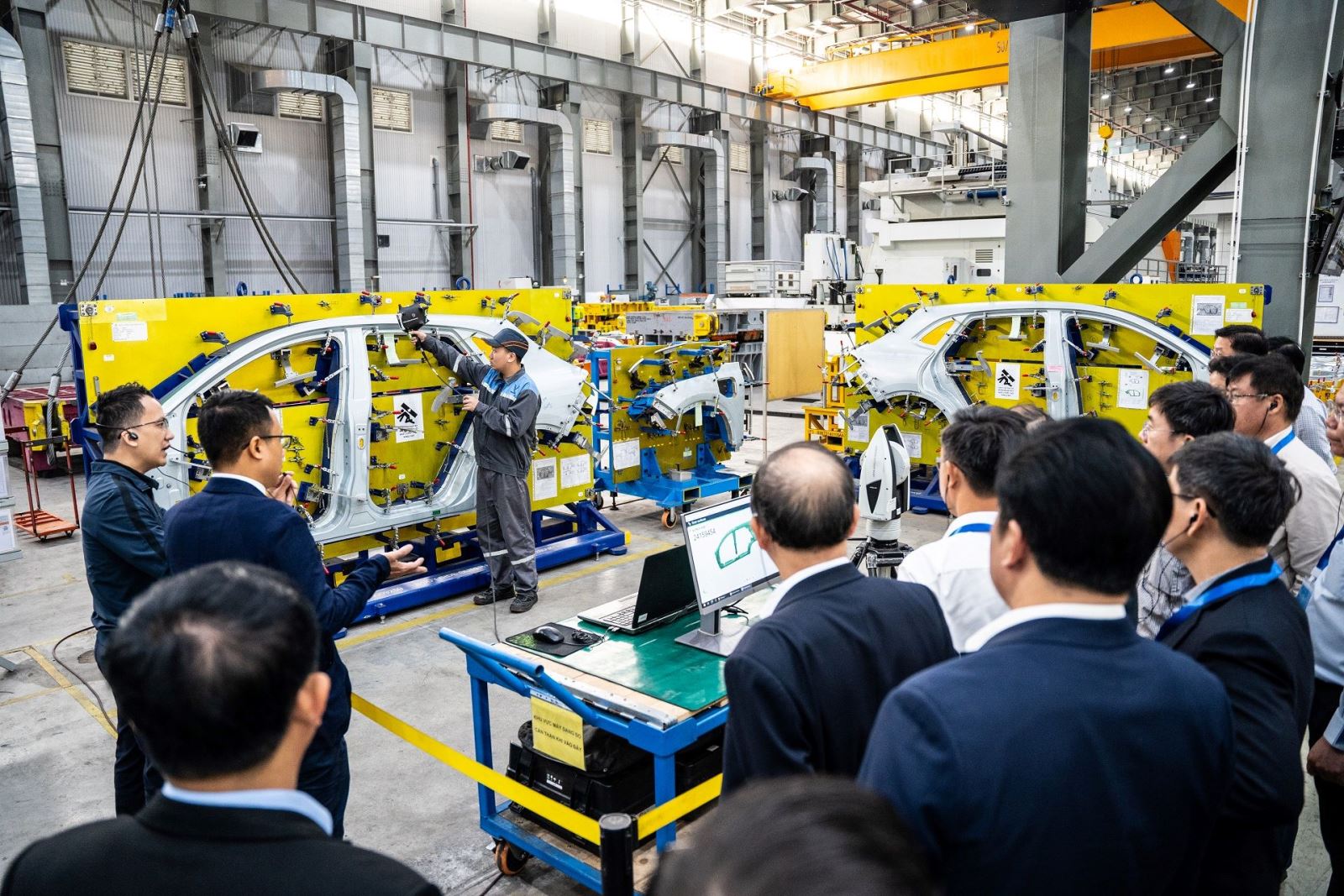 C&aacute;c đại biểu đ&atilde; được trực tiếp t&igrave;m hiểu quy tr&igrave;nh sản xuất v&agrave; kiểm so&aacute;t chất lượng nghi&ecirc;m ngặt của c&aacute;c d&ograve;ng sản phẩm xe điện VinFast.