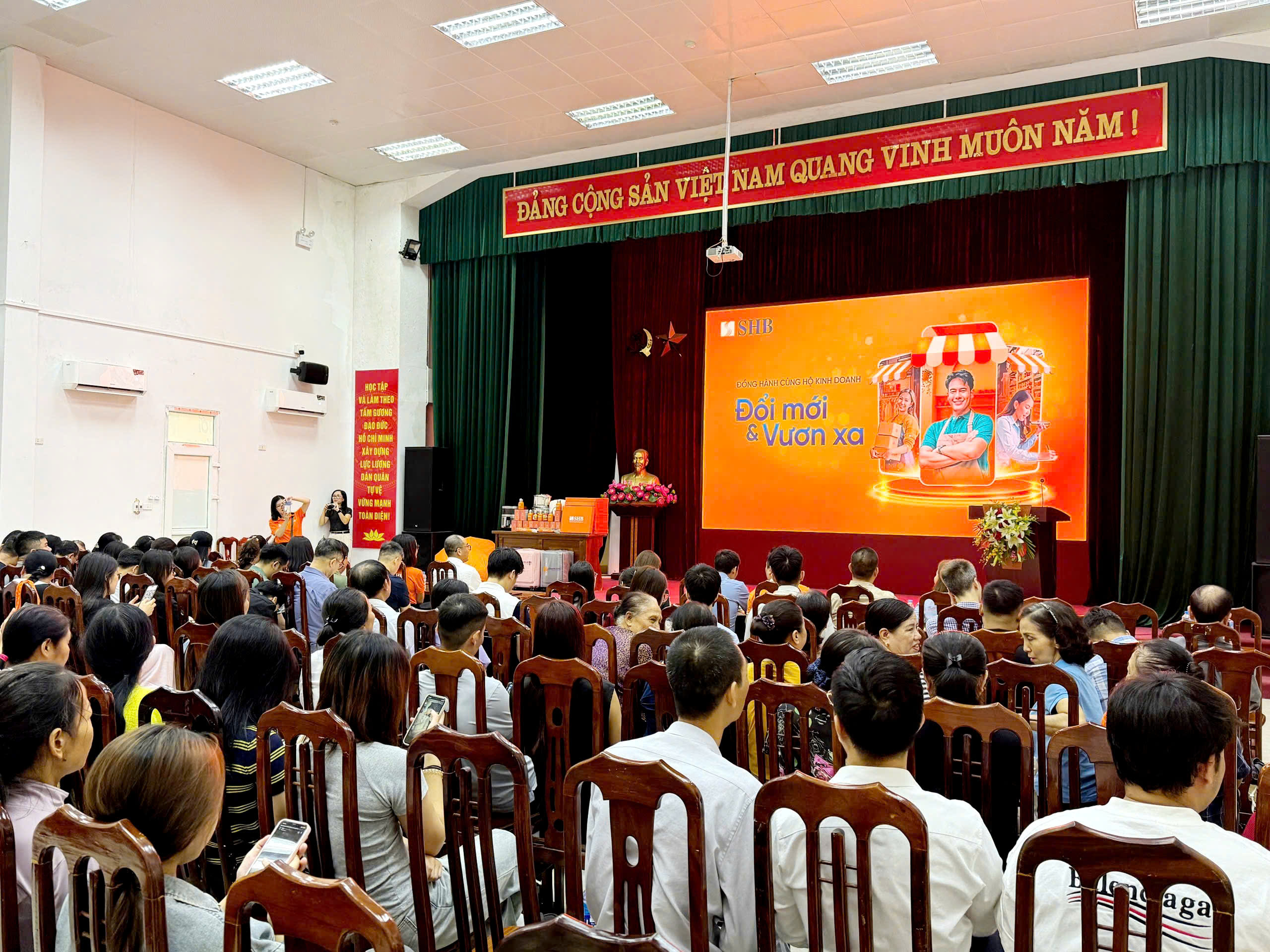 &nbsp;Hội thảo giải đ&aacute;p tư vấn của SHB thu h&uacute;t đ&ocirc;ng đảo tiểu thương tham dự