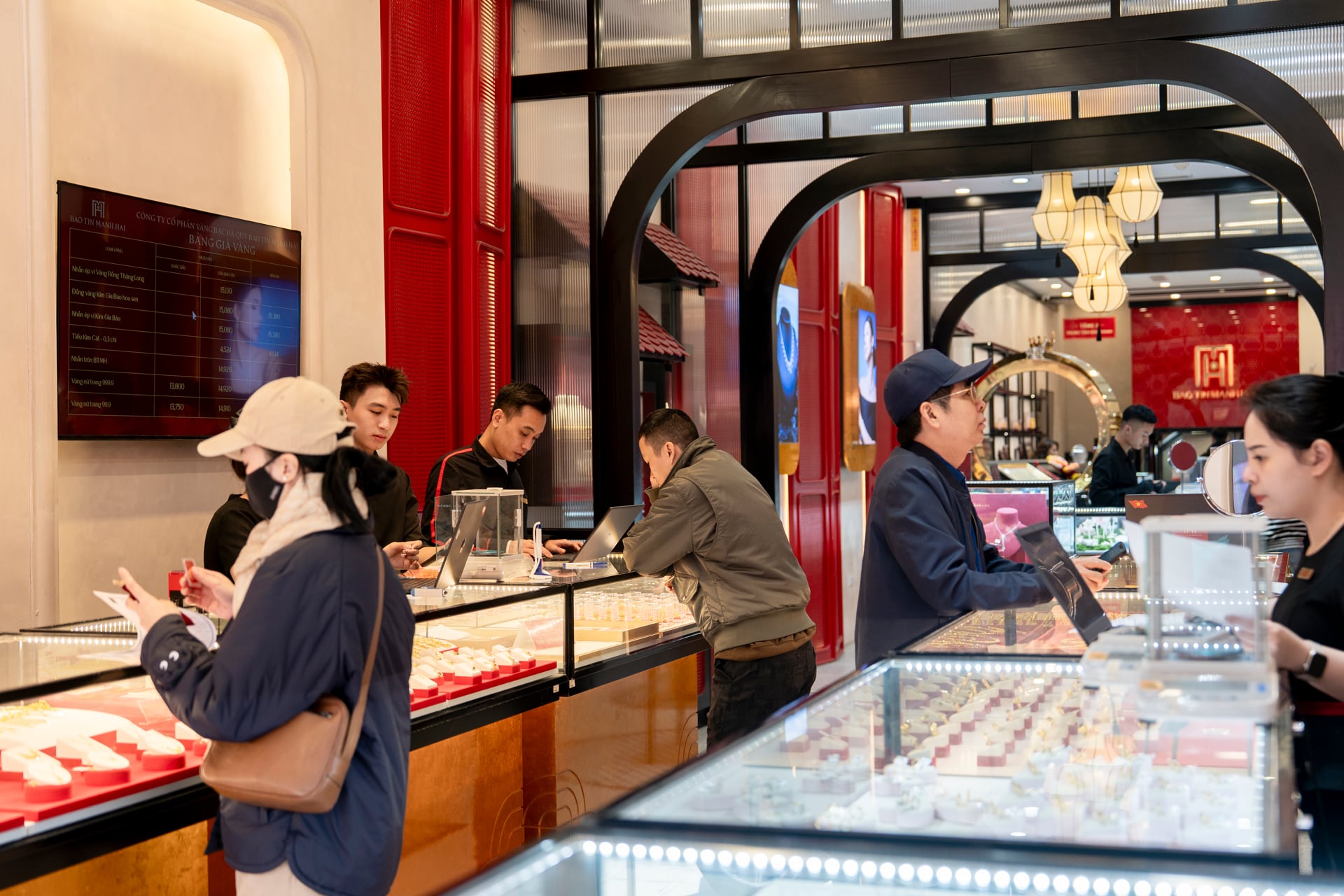 Gi&#225; v&#224;ng h&#244;m nay 3/12: Quay đầu xuống dốc, xuống dưới 155 triệu/lượng - Ảnh 1