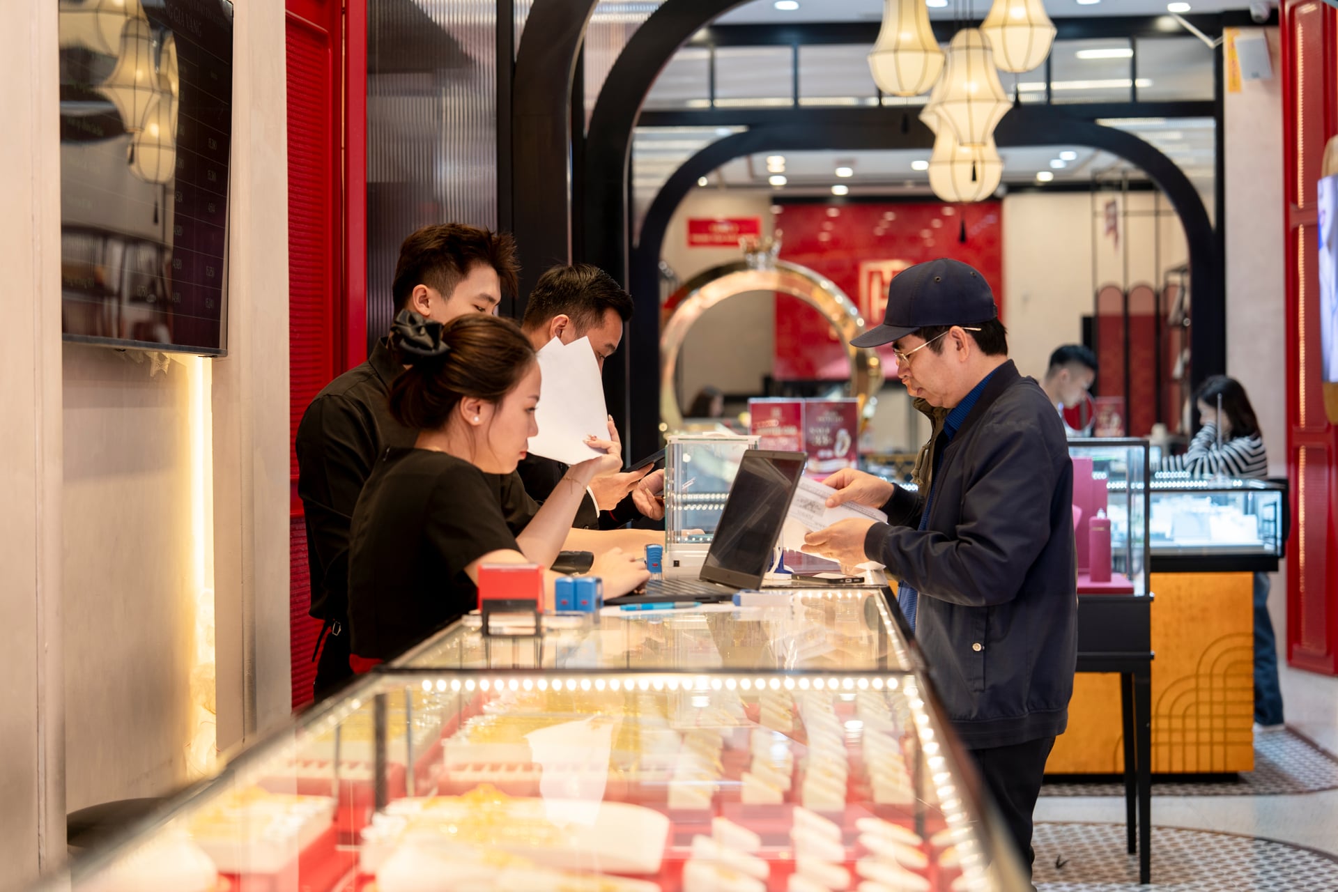 Gi&#225; v&#224;ng h&#244;m nay 3/12: Quay đầu xuống dốc, xuống dưới 155 triệu/lượng - Ảnh 2