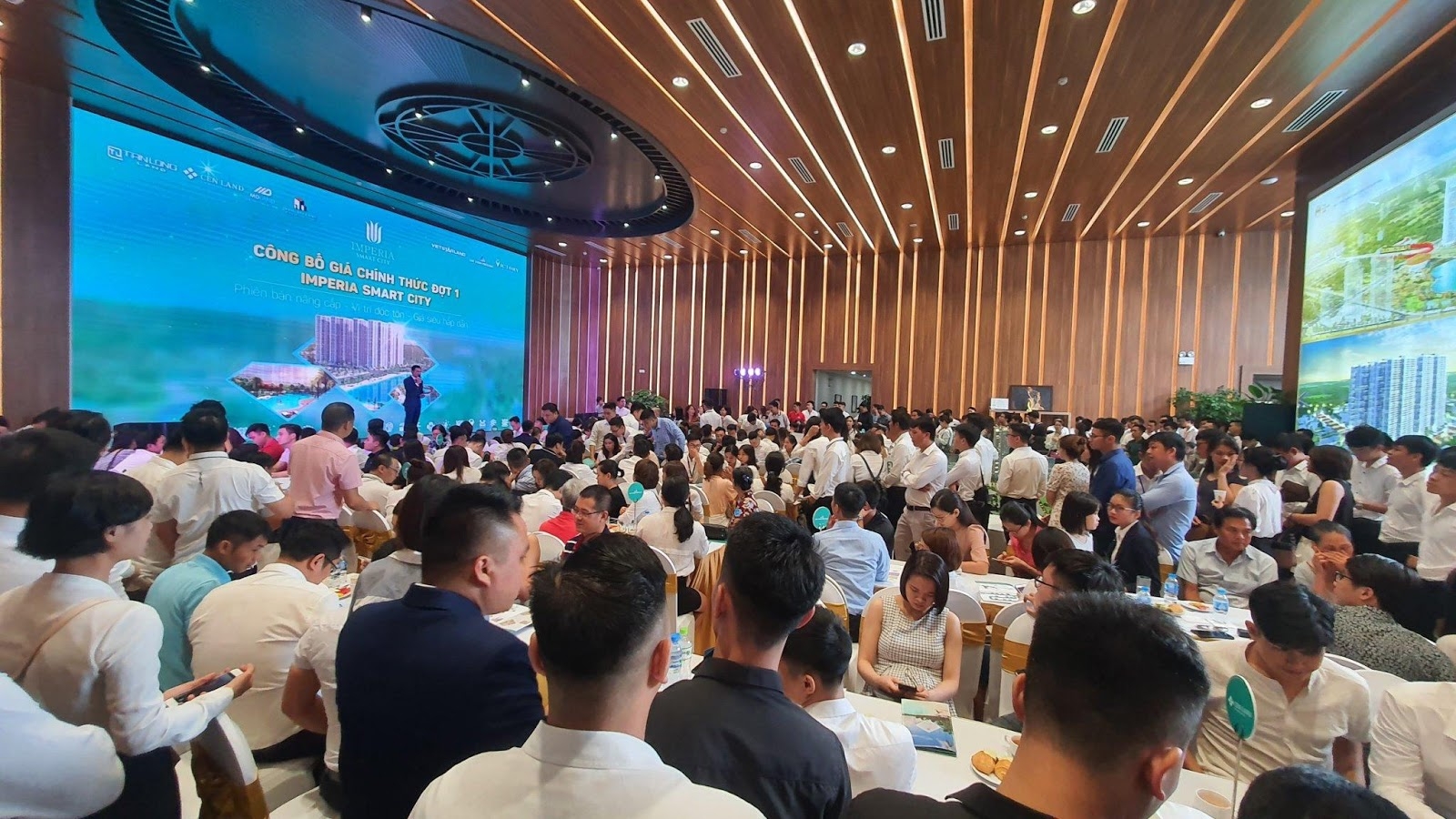 H&agrave;ng trăm kh&aacute;ch h&agrave;ng tham gia sự kiện c&ocirc;ng bố gi&aacute; ch&iacute;nh thức dự &aacute;n Imperia Smart City. &nbsp;