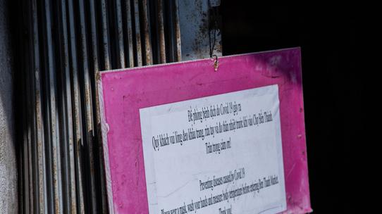 Th&ocirc;ng b&aacute;o y&ecirc;u cầu đeo khẩu trang ph&ograve;ng dịch Covid-19 vẫn được treo ở c&aacute;c cửa ra v&agrave;o tại chợ.