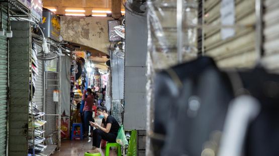 Tại chợ, ph&acirc;n nửa c&aacute;c ki-ốt đều tạm đ&oacute;ng cửa hoặc để biển &ldquo;sang nhượng&rdquo;. Đa số c&aacute;c tiểu thương tại đ&acirc;y đều bu&ocirc;n b&aacute;n c&aacute;c mặt h&agrave;ng phục vụ cho kh&aacute;ch du lịch như đồ lưu niệm, đồ thủ c&ocirc;ng mỹ nghệ, phụ kiện quần &aacute;o,... giờ đ&acirc;y kh&aacute;ch kh&ocirc;ng c&ograve;n đ&ocirc;ng đ&uacute;c như trước, nhiều người phải tạm nghỉ b&aacute;n h&agrave;ng để l&agrave;m việc kh&aacute;c kiếm th&ecirc;m thu nhập.