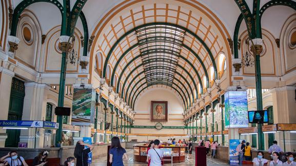 Kh&ocirc;ng ri&ecirc;ng chợ Bến Th&agrave;nh, h&agrave;ng loạt điểm du lịch kh&aacute;c tại TP.HCM như Bưu điện Th&agrave;nh phố, c&aacute;c trung t&acirc;m thương mại, qu&aacute;n cafe, cửa h&agrave;ng mua sắm,... cũng rơi v&agrave;o cảnh đ&igrave;u hiu.