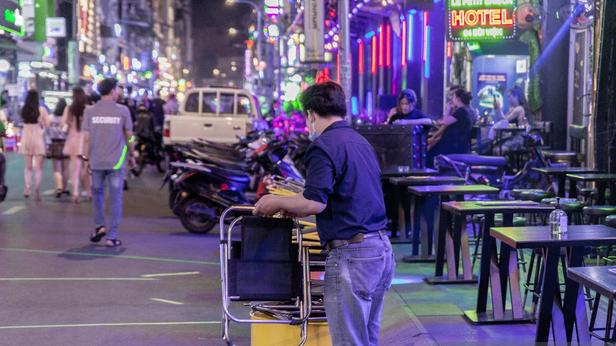 Phố đi bộ B&ugrave;i Viện từng rất n&aacute;o nhiệt, sầm uất nhưng giờ đ&acirc;y cũng chịu chung cảnh đ&igrave;u hiu. B&agrave;n ghế b&agrave;y biện nhưng kh&ocirc;ng c&oacute; kh&aacute;ch đến