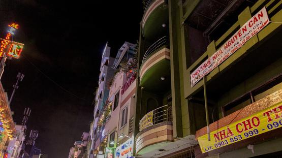 Nhiều cửa h&agrave;ng đ&atilde; phải trả mặt bằng v&igrave; doanh thu giảm kinh ho&agrave;ng