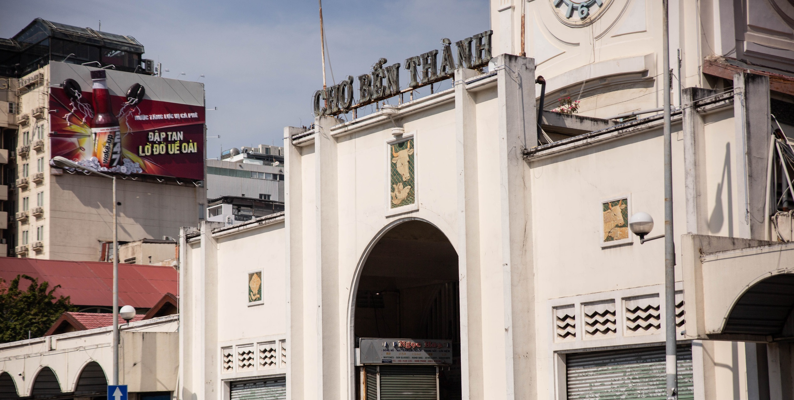 Chợ Bến Th&agrave;nh (quận 1) từng l&agrave; nơi đ&oacute;n rất đ&ocirc;ng du kh&aacute;ch đến tham quan v&agrave; mua sắm, thế nhưng nhiều th&aacute;ng qua đ&atilde; rơi v&agrave;o cảnh ế ẩm. Tại chợ, ph&acirc;n nửa c&aacute;c ki-ốt đều tạm đ&oacute;ng cửa hoặc để biển &ldquo;sang nhượng&rdquo;.