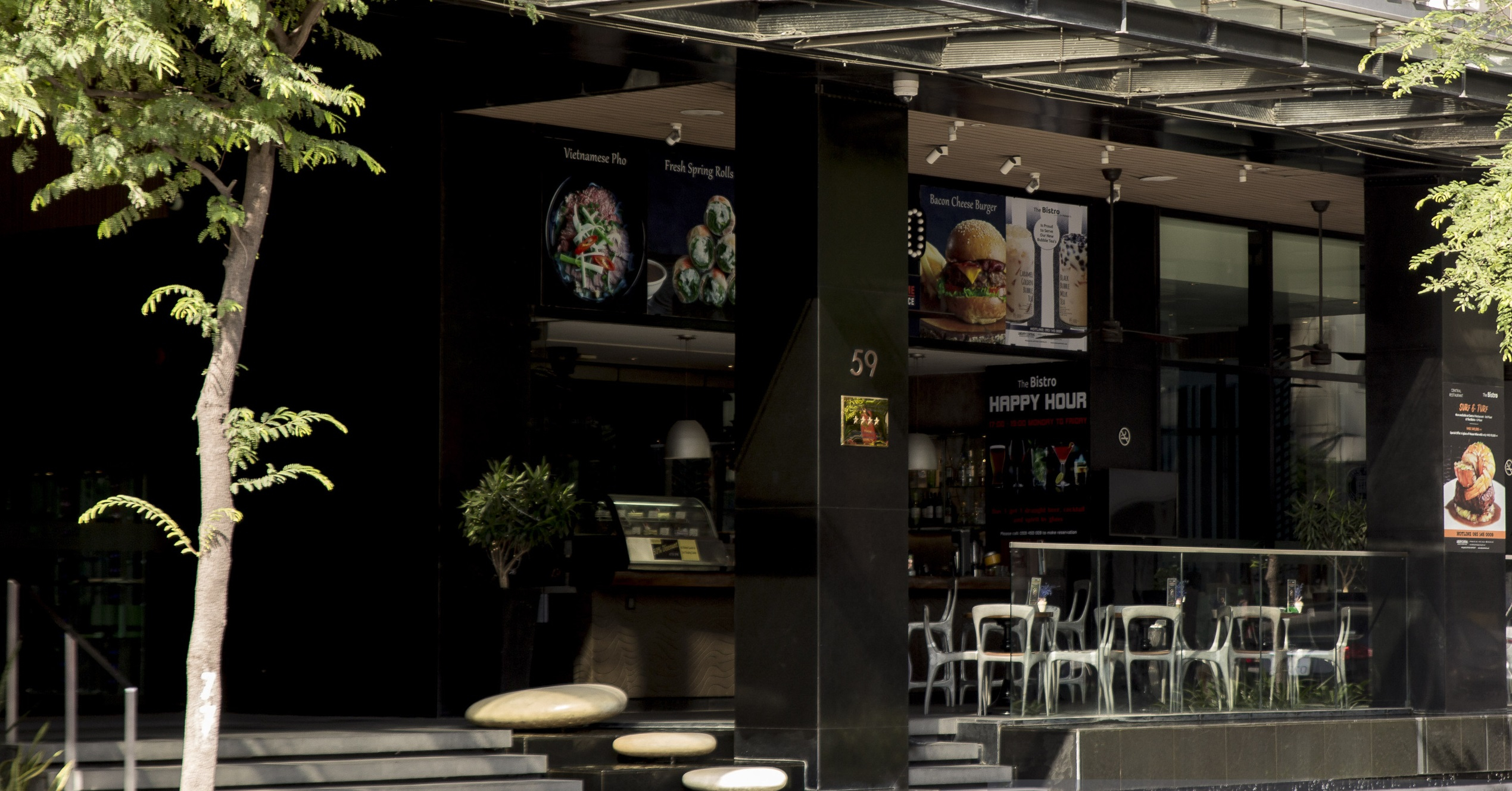 Nhiều nh&agrave; h&agrave;ng, qu&aacute;n cafe vắng vẻ