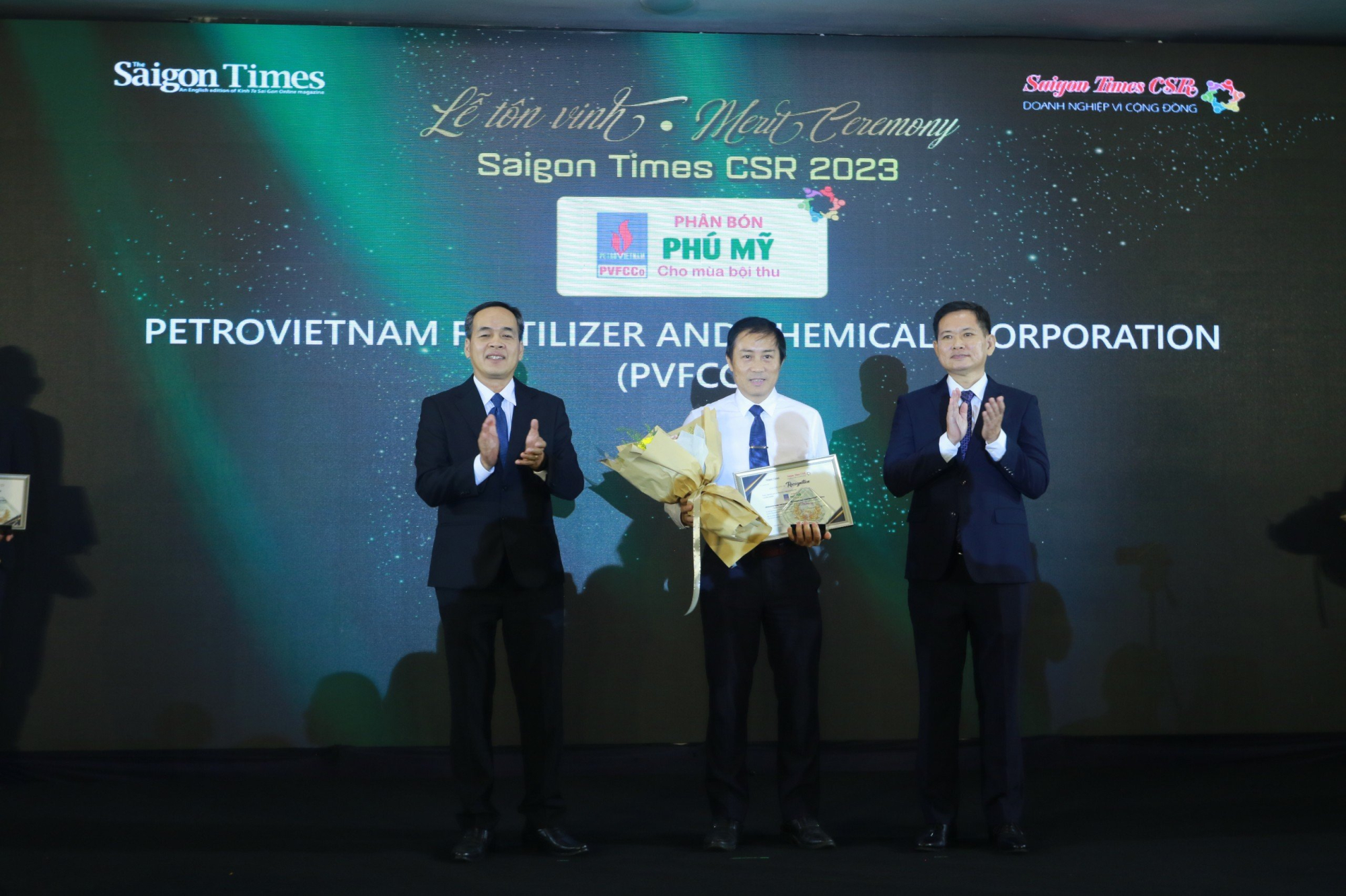 Đại diện PVFCCo nhận chứng nhận Doanh nghiệp v&igrave; cộng đồng.