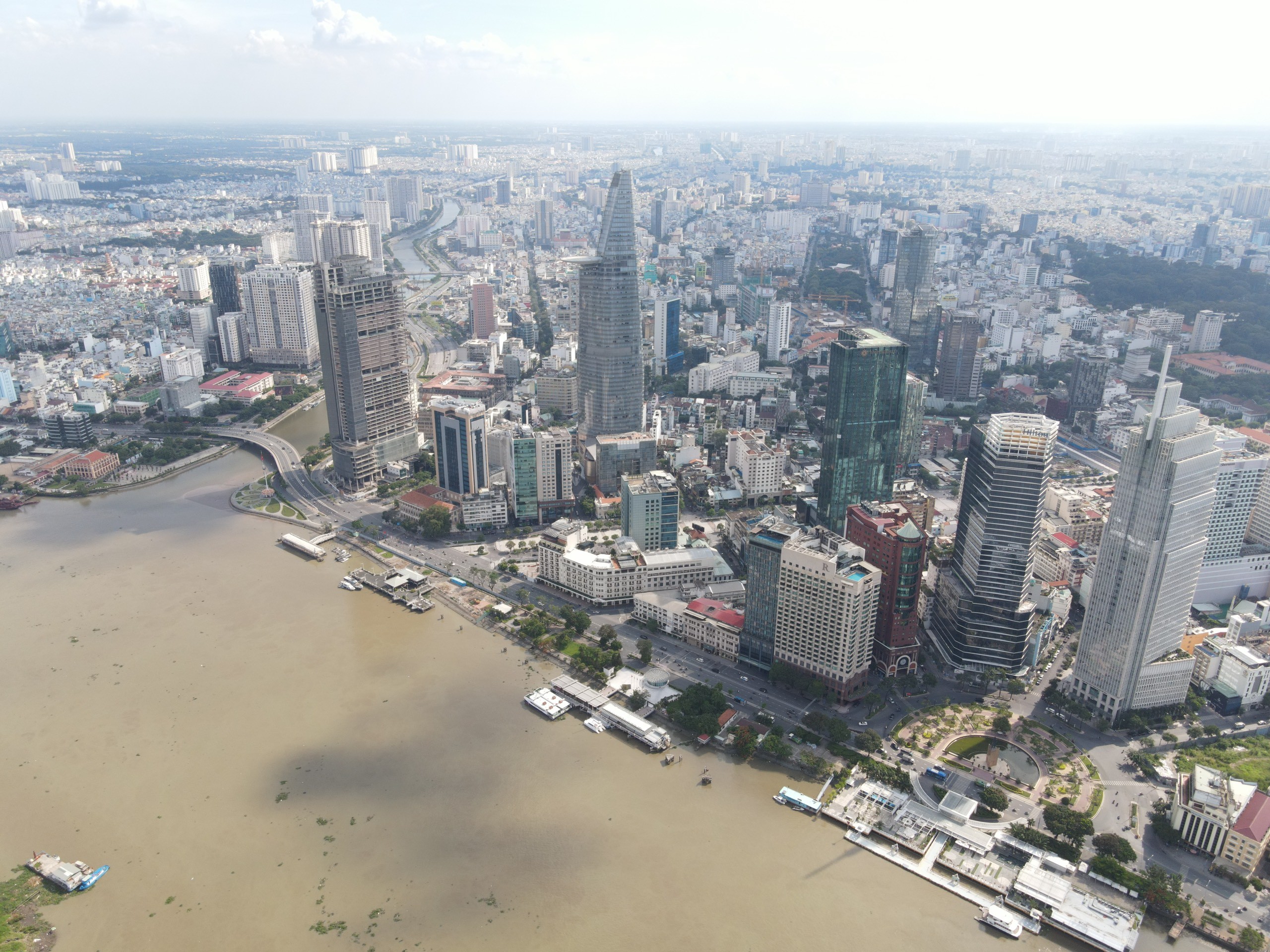 Theo Hội M&ocirc;i giới bất động sản Việt Nam (VARS), mỗi th&aacute;ng c&oacute; khoảng 107 doanh nghiệp&nbsp;bất động sản&nbsp;rời khỏi thị trường.