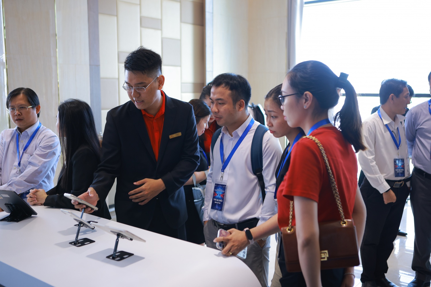 Kh&aacute;ch mời trải nghiệm khu trưng b&agrave;y