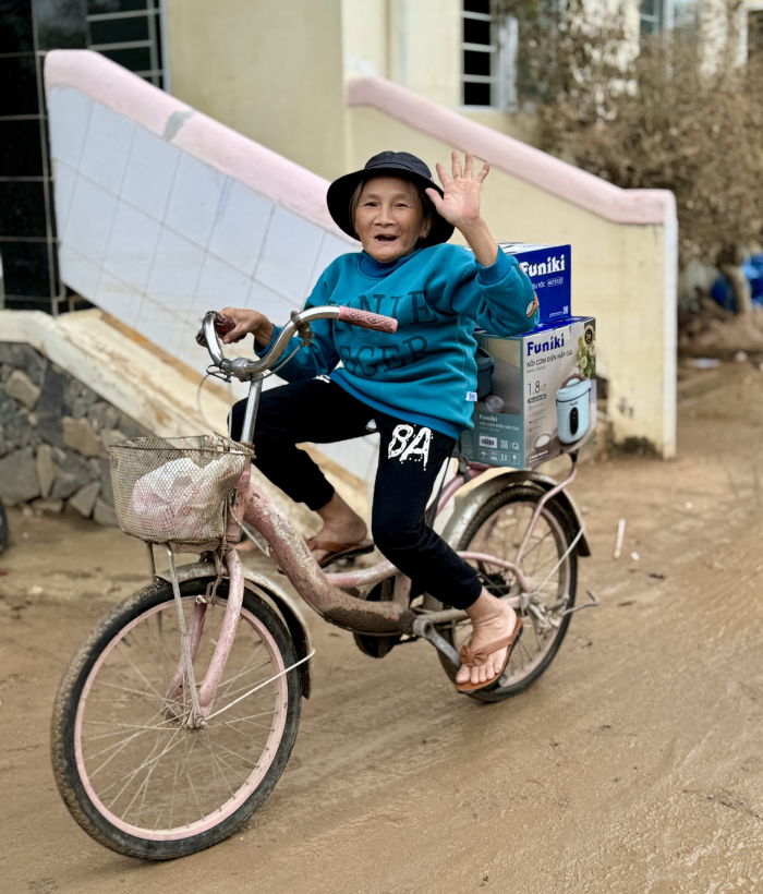 B&agrave; con vui vẻ trở về với những phần qu&agrave;&nbsp;