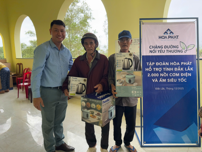 Anh Vũ Quang Huy trao tặng những phần qu&agrave; tới b&agrave; con